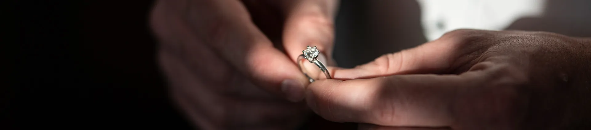 Diamantring wird behutsam überreicht – Schmuckberatung bei Zeit-Punkt in Wr. Neustadt