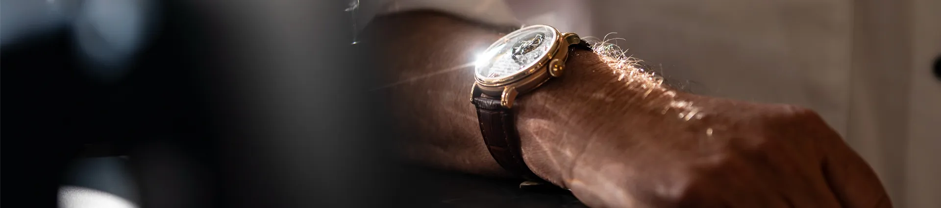 Armbanduhr mit Lederband am Handgelenk – hochwertige Uhr aus dem Sortiment von Zeit-Punkt