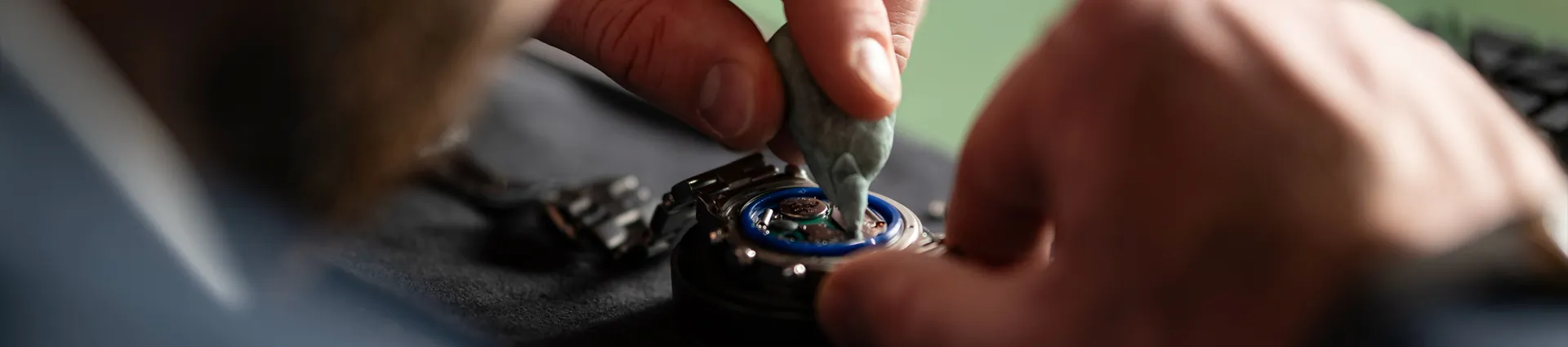 Feinmechanische Arbeit an einem Uhrwerk in der Meisterwerkstatt von Zeit-Punkt