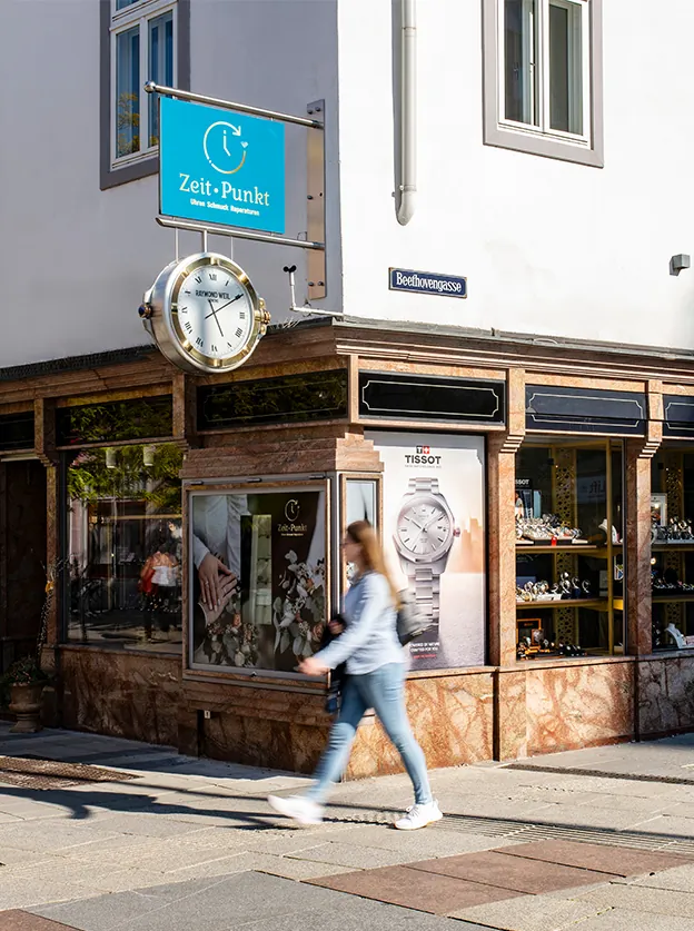 Außenansicht des Fachgeschäfts Zeit-Punkt mit Schaufenster in der Herzog Leopoldstraße