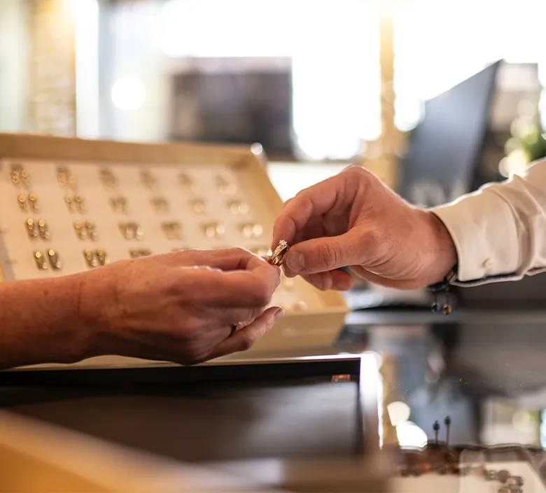 Einblicke in das Schmucksortiment, Beratung und Handwerk von Zeit-Punkt in Wr. Neustadt