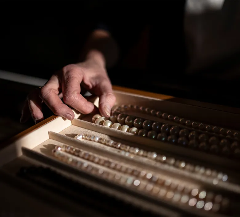 Einblicke in das Schmucksortiment, Beratung und Handwerk von Zeit-Punkt in Wr. Neustadt