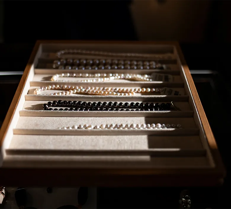 Einblicke in das Schmucksortiment, Beratung und Handwerk von Zeit-Punkt in Wr. Neustadt