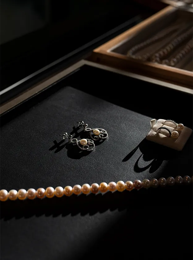 Auswahl hochwertiger Schmuckstücke in stilvoller Präsentation bei Zeit-Punkt in Wr. Neustadt