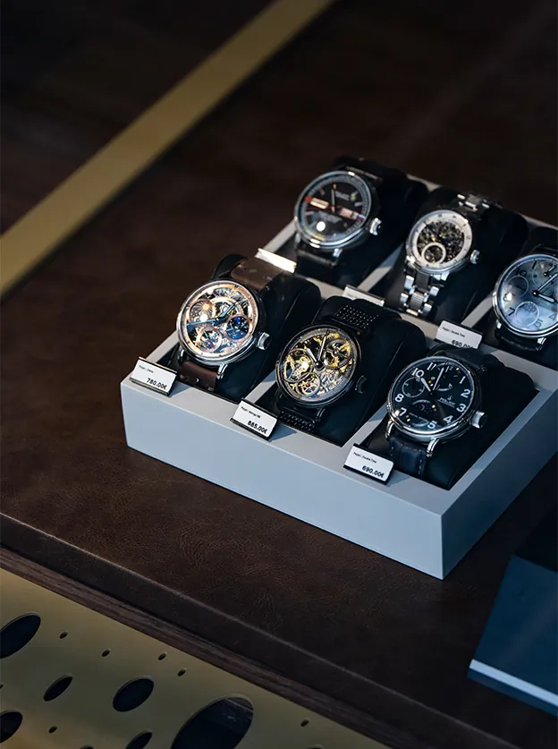 Auswahl hochwertiger Herrenarmbanduhren im Schaukasten bei Zeit-Punkt