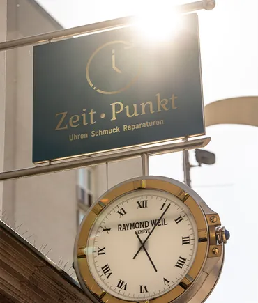 Hand öffnet eine Schatulle mit eleganten Goldringen – Fokus auf handgefertigtem Schmuck